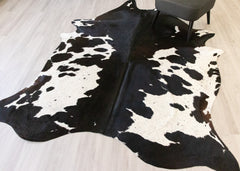 Black And White Cowhide Rug (Size: 250 X 200 CM) CHR2155