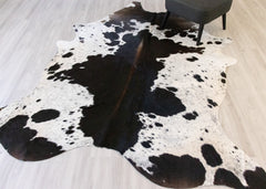 Black And White Cowhide Rug (Size: 250 X 200 CM) CHR2129