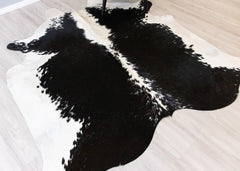 Hereford Black And White Cowhide Rug (Size: 210 x 200 CM) CHR2062