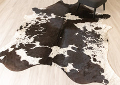 Black And White Cowhide Rug (Size: 260 X 210 CM) CHR2254
