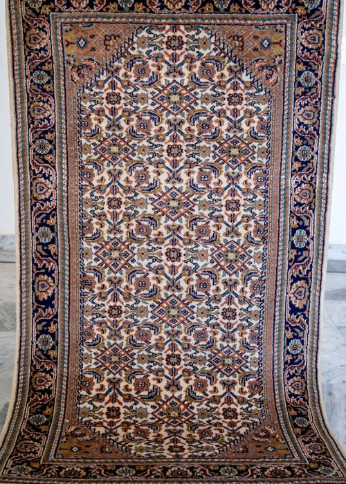 Oriental Agra Hand-Knotted Wool Small Hallway Runner Rug