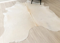 (Rare) Off White Cowhide Rug (Size: 250 X 250 CM) CHR2365