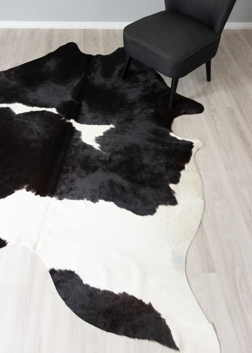 Black And White Cowhide Rug (Size: 230 x 190 CM)