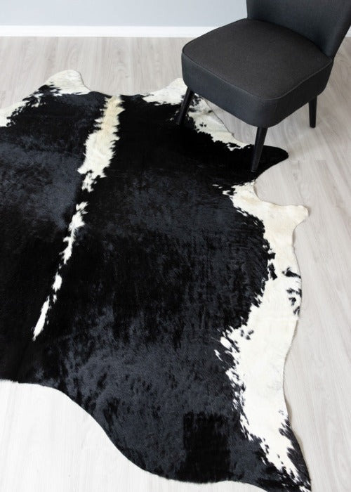 Hereford Black And White Cowhide Rug (Size: 200 x 200 CM)