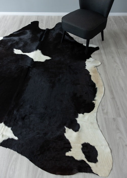 Black And White Cowhide Rug (Size: 270 x 210 CM)