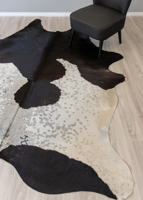 Black And White Cowhide Rug (Size: 260 X 200 CM)