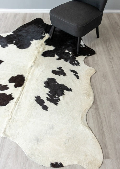 Black And White Cowhide Rug (Size: 220 X 170 CM)